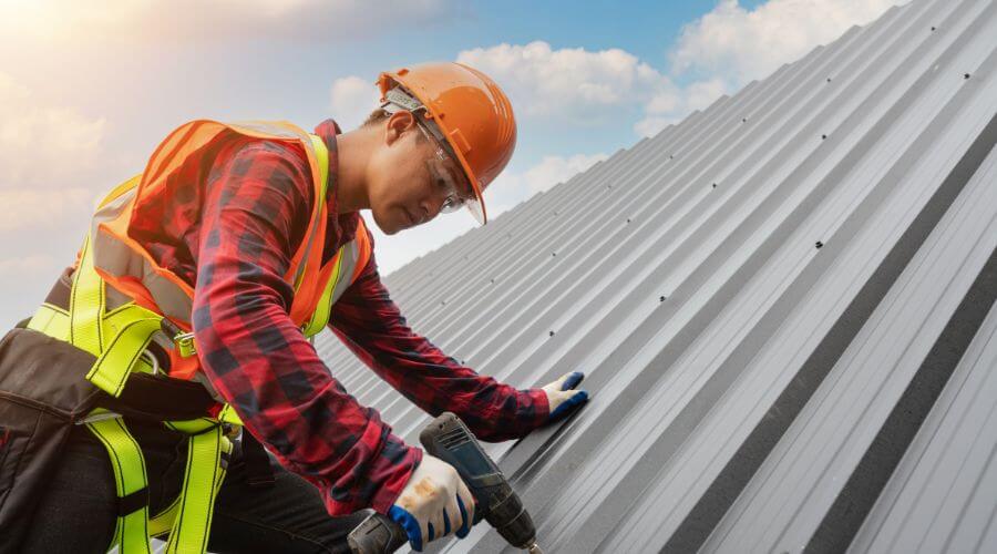 IKO shingle installer in Saratoga, WY
